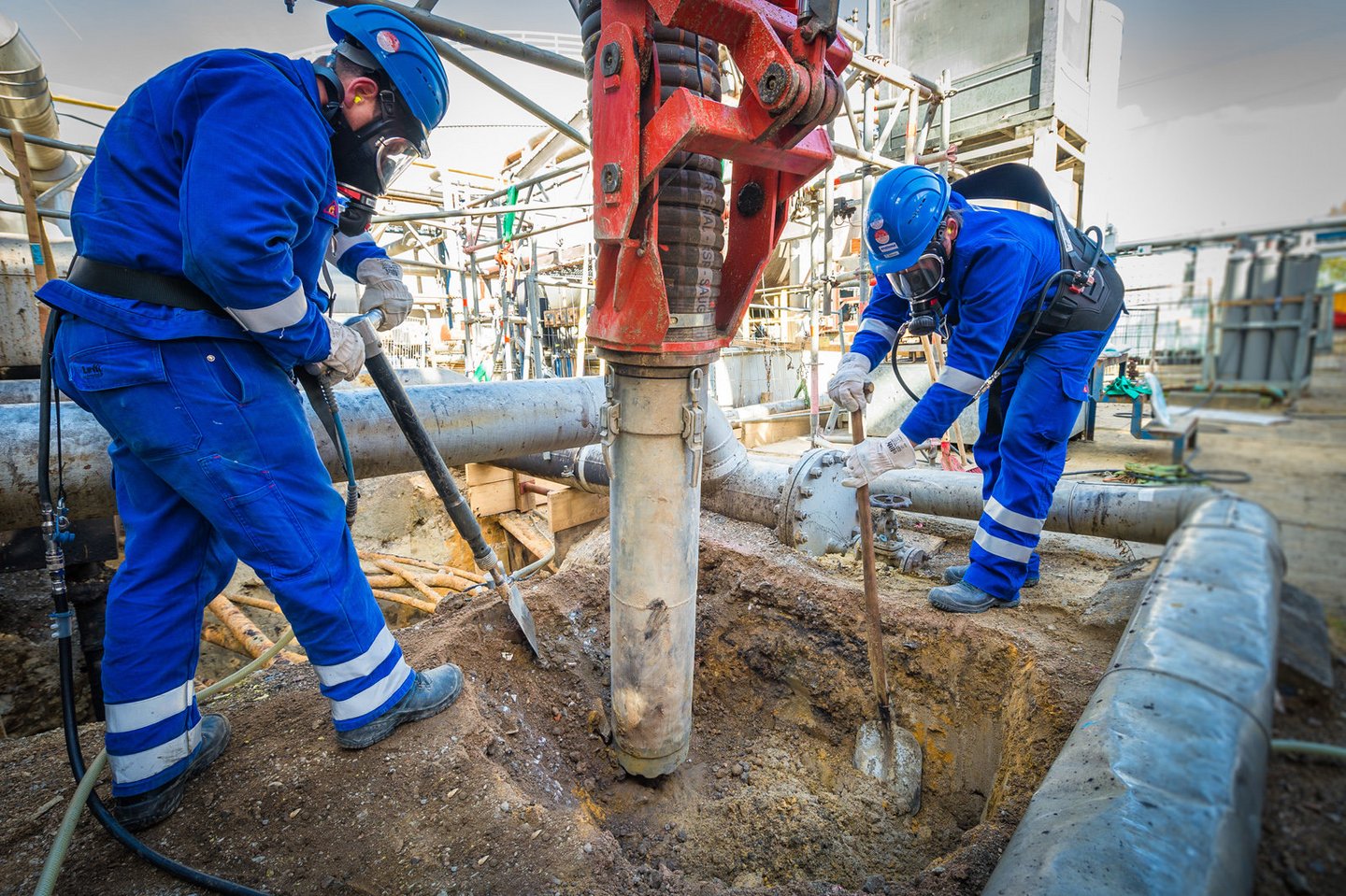 Mainka-Tiefbaufacharbeiter bei Erdarbeiten auf einer Industriebaustelle