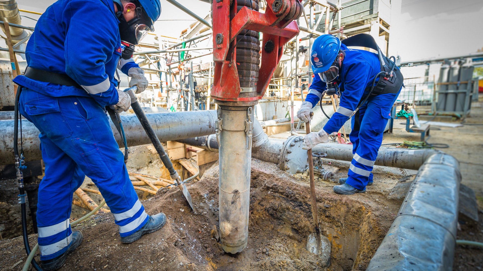 Mainka-Tiefbaufacharbeiter bei Erdarbeiten auf einer Industriebaustelle